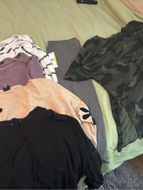 Old Navy Black and Gray Active Ultralite Tee